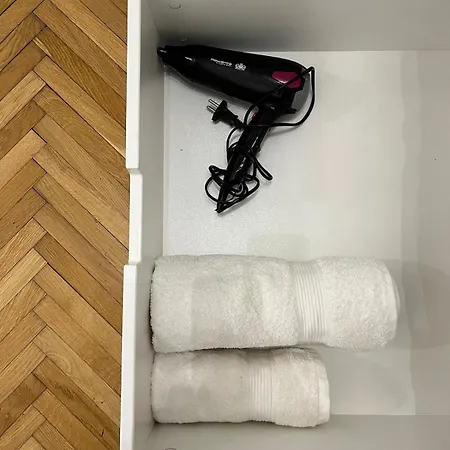 Large In Center With Wooden Floor Lägenhet *